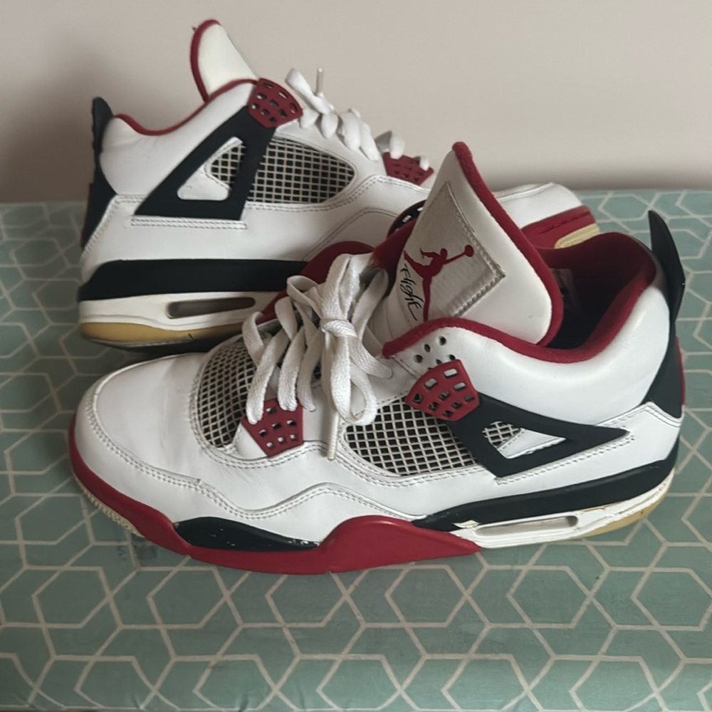 Jordan 4s Fire Red Size 9.5